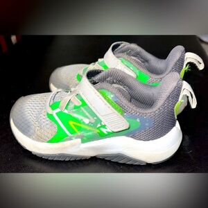 New Balance Boys shoe 8 green grey Velcro